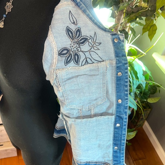 ❣️ OMG FLORAL EMBROIDERED DENIM JACKET - Picture 7 of 10